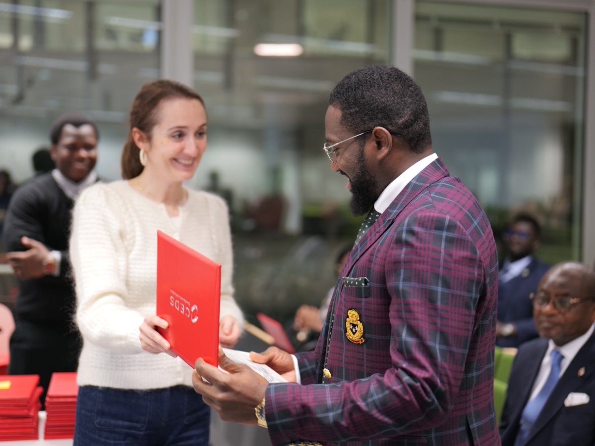 CEDS_Omnesedu's tweet photo. Retour en images sur la remise de diplôme du CEDS qui a eu lieu sur notre campus à Cœur Défense ! 
Encore félicitations à tous nos diplômés en MPA ou PhD ! 
C'était un plaisir de vous avoir le temps d'une soirée. 
#diploma #ceremonie #remisedediplome #ceds https://t.co/C4pilLcaVa