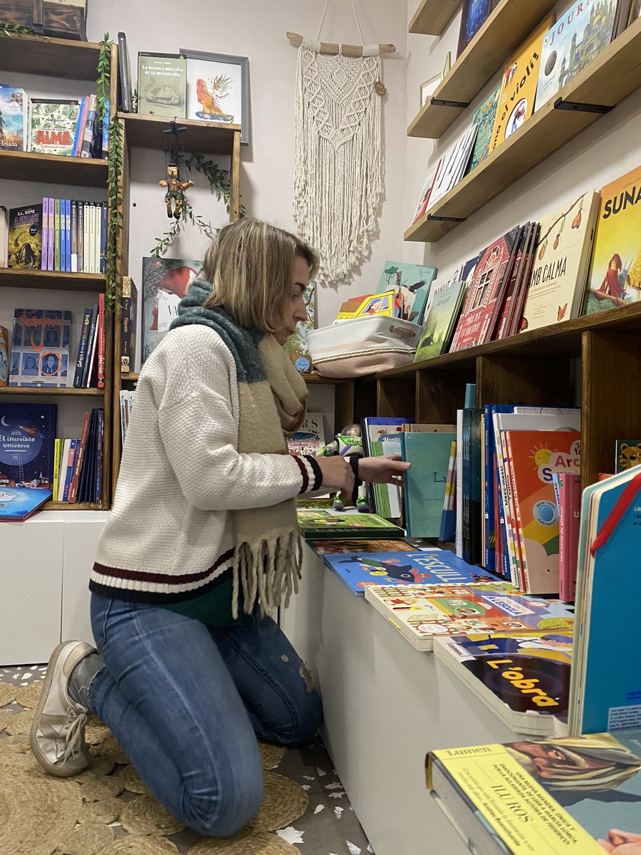 A mi, que una llibretera vingui i digui que li agaraden els meus llibres em fa sentir més validada que cap altre elogi possible. 
Avui ha vingut Júlia de <a href="/LaIrrreal/">La Irreal</a> a dinar i hem fet terapia i xafarderia llibretera i oh, quins descans i quina alegria.