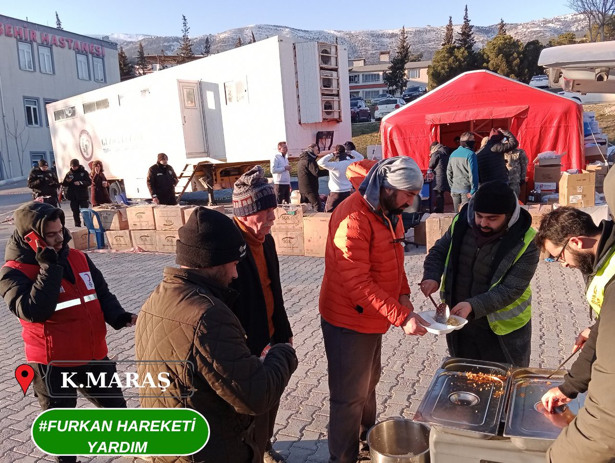 FurkanDerGAntep's tweet photo. 🟥Gaziantepli Furkan Hareketi mensupları olarak,afet bölgelerindeki ihtiyaç sahipleri için sıcak yemek ikramına devam ediyoruz.

Depremzedelere her gün verilen sıcak yemek ikramında  emeği geçen
 tüm hayırsever kardeşlerimize teşekkür ediyoruz. 

📍K.Maraş

#FurkanHareketiYARDIM https://t.co/hOrQeJQncm