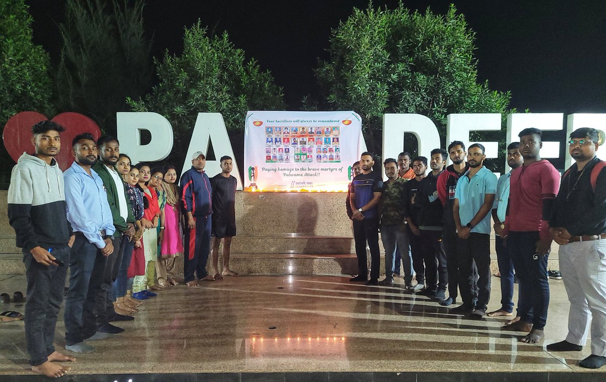 nnbiswajeet's tweet photo. Heartfelt tributes to our brave heroes who lost their lives in #PulwamaAttack. We paid tribute to them on this black day &amp; prayed silently to God to give strength to their families
@crpfindia @DefenceMinIndia @PIBBhubaneswar @CRPF_Odisha @SATTVIC_SOUL #BlackDay #BlackDayForIndia https://t.co/LhO4mJXibf