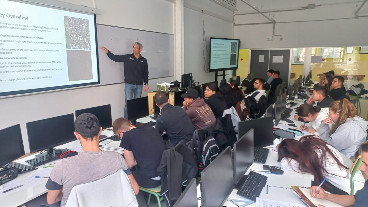 AltopTopografia's tweet photo. Charla/formación sobre los "Drones aplicados a la Topografía" en @EdTbarcelona durante una de las jornadas de la semana técnica. #Altop #Topografia #DJI #drones #InstitutTreballBarcelona https://t.co/TuSt5Q66q1