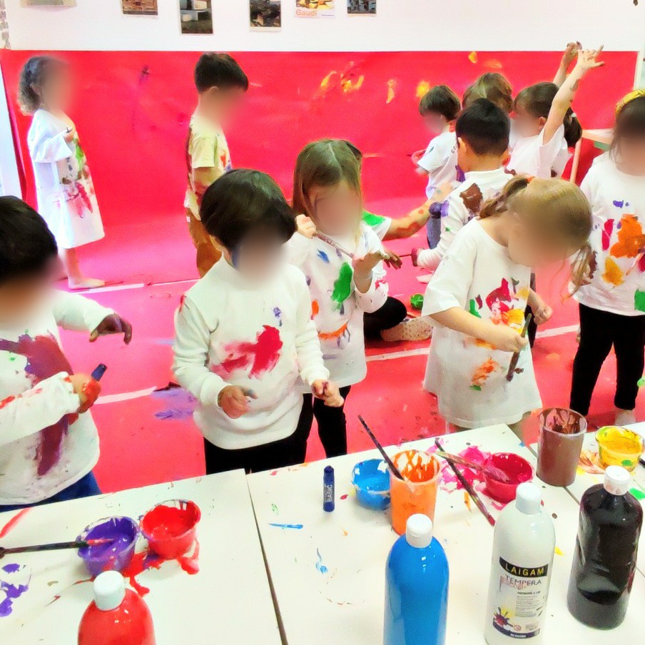 Amb el cos comuniquem,
quan parlem i quan pintem.
Ens hem fos en abraçades,
d'amistat i de colors.
Cap a casa ens endurem,
els somriures i els records
de totes les estones
compartides sense pors.
🟦🟢🟧🔵🟪
⚫🟫🔺⚪◾
Inici de les jornades artístiques 22-23! #carnestoltesinvertit