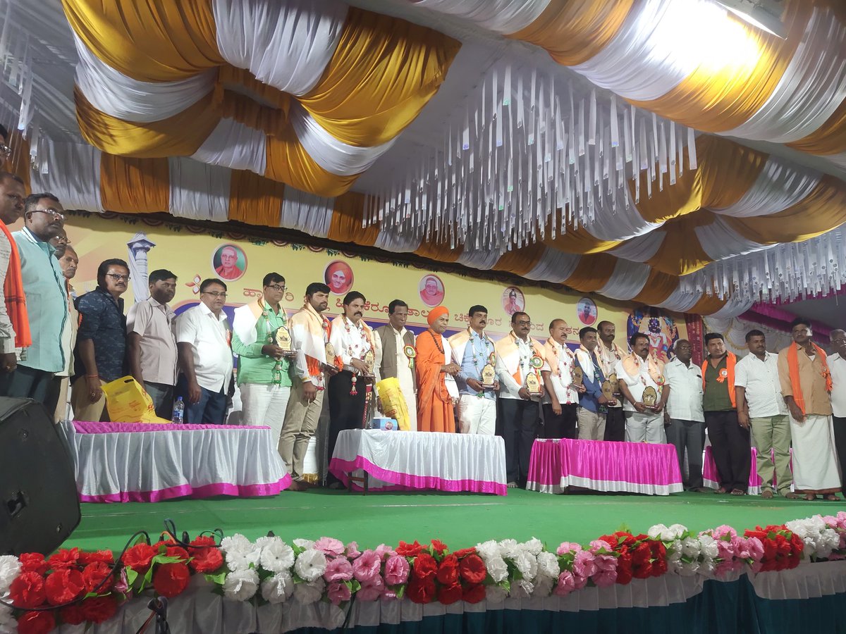 veerusuma85's tweet photo. ನಮ್ಮ ಚಿಕ್ಕೆರೂರು ಗ್ರಾಮದಲ್ಲಿ ಬನಶಂಕರಿ ದೇವಸ್ತಾನಕ್ಕೆ 68 ಲಕ್ಷ ಸರ್ಕಾರದಿಂದ ಅನುದಾನ ಕೊಡಿಸಿ ಉದ್ಘಾಟನೆ ಮಾಡಿದ ಚಲದಂಕ ಮಲ್ಲ💪💪ನಮ್ಮ ಹೆಮ್ಮೆಯ ಶಾಸಕ ಬಿ.ಸಿ ಪಾಟೀಲ್ https://t.co/05bNovjysW