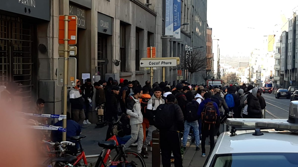 Vandaag werd de #Paleizenstraat ontruimd.  Dokters Van de Wereld is er al van deze ochtend bij:  “De ontruiming kan worden samengevat als: chaotisch en ontoereikend.   Sommige mensen staan al vanaf deze ochtend  op straat zonder te weten waarheen.