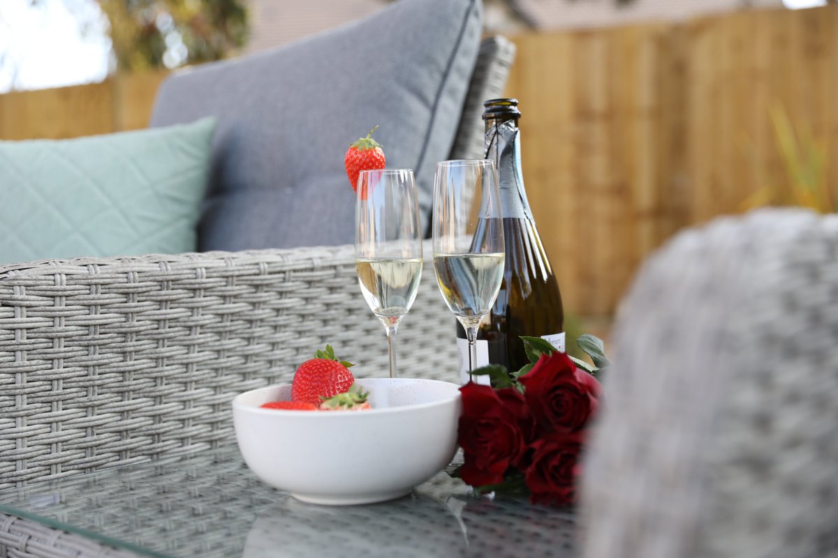 SupremoUK's tweet photo. Relax with your loved one using our Barcelona Dual Recliner Set ❤️

#valentines #ValentinesDay #ValentinesDay2023 #gardenfurniture #gardeninspiration #barcelonacollection #gardenfurnitureuk https://t.co/JapBFi5yeZ