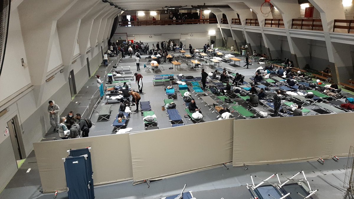 Anderen raken niet binnen in de nieuwe plek(ken)  
De humanitaire organisaties zijn ter plekke op de nieuwe locatie:  #DoktersvandeWereld laat de kledij van de bewoners wassen en desinfecteren, we delen hygiënekits uit en beheren de douche- en wasfaciliteiten.