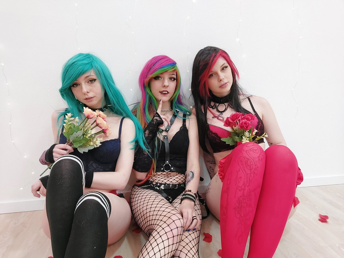 PowerKruemel25's tweet photo. don't miss my new set with my girls😍❤️💦 @KikiJoyX @demonkittyyx https://t.co/BDKp5qUdbk