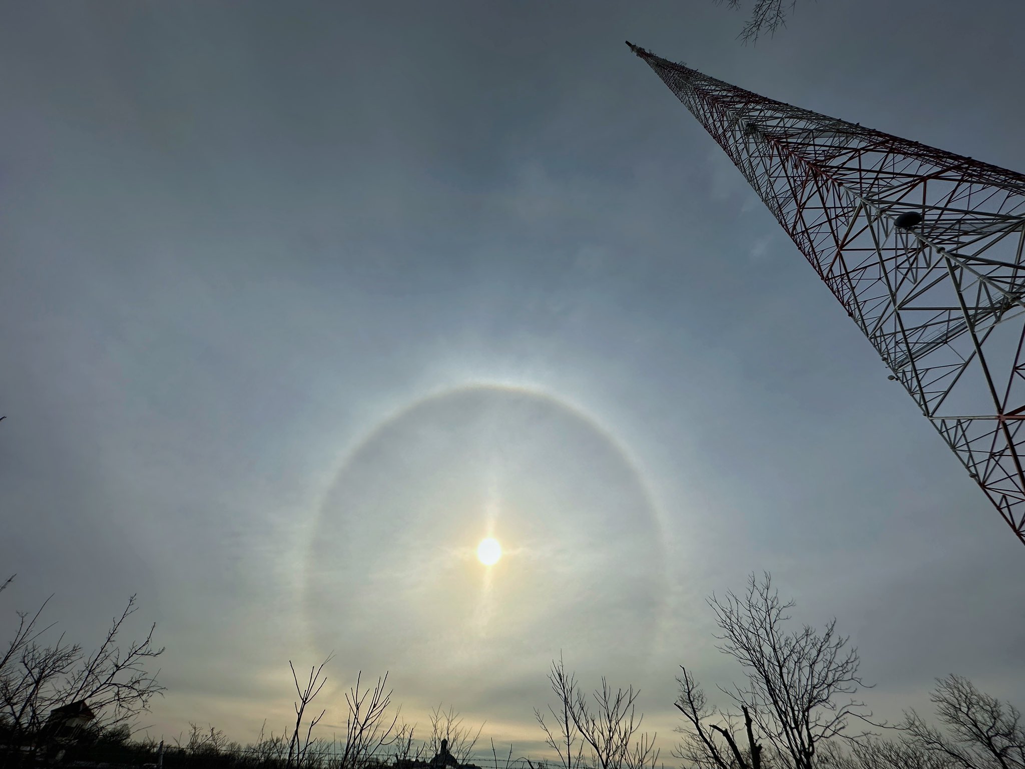 Brad Maushart on X: “A ring around the old scareball means that rain is  likely soon to fall.” This bright ring is a 22° halo formed when light is  refracted at a