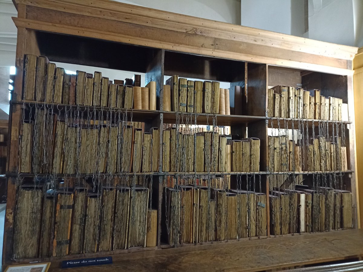 SanjeePerera1's tweet photo. The highlight of my weekend was a visit to the chained library @HFDCathedral.
There's been a working theological library here since the 12C, and this 17th-century #ChainedLibrary is the largest to survive with all its chains, rods & locks intact.
https://t.co/m9dfcxMHAn https://t.co/nz7JW2vDKr