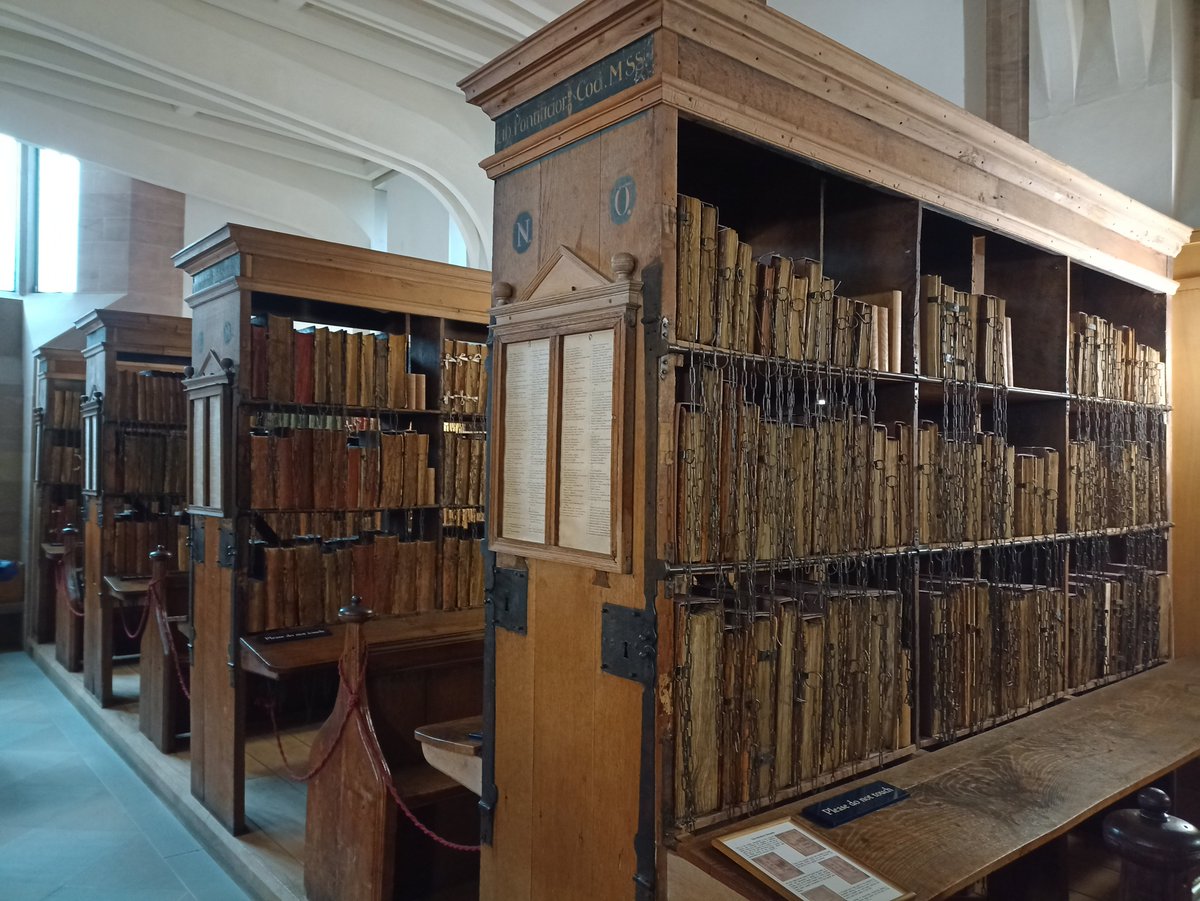 SanjeePerera1's tweet photo. The highlight of my weekend was a visit to the chained library @HFDCathedral.
There's been a working theological library here since the 12C, and this 17th-century #ChainedLibrary is the largest to survive with all its chains, rods & locks intact.
https://t.co/m9dfcxMHAn https://t.co/nz7JW2vDKr