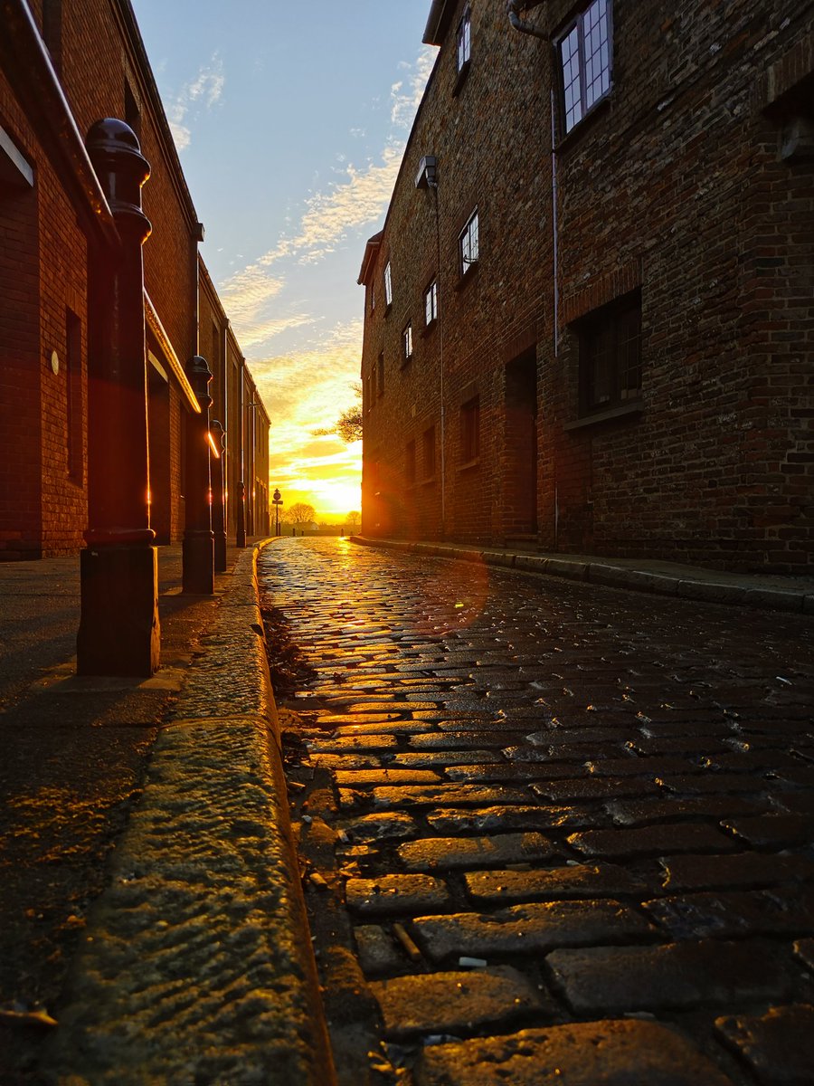 I #lovewestnorfolk beautiful cobbled street and stunning skies.

#kingslynn @LoveWestNorfolk