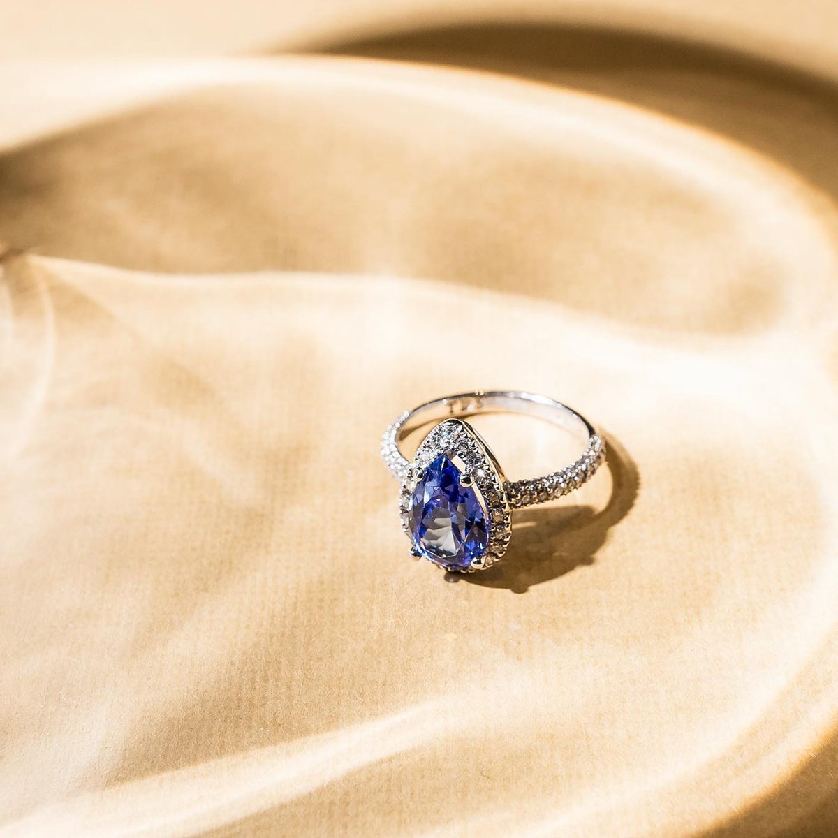 Treat them to a luxury diamond experience at the Diamond Shoppe this #ValentinesDay2023. 💎❤️✨

Enjoy a complimentary diamond factory tour with your City Pass before exploring the beautiful jewellery on offer: bit.ly/3HfTlxQ

#CityPass #CapeTown #LoveCapeTown #Diamonds