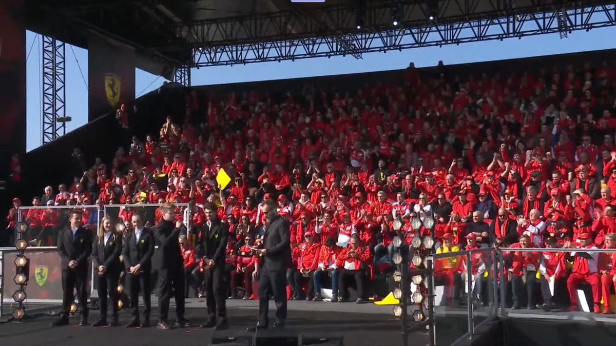 f1speed_indo's tweet photo. Ferrari mengajarkan kesembilan tim lainnya gimana caranya mengadakan launching mobil.

RAME DAN MERIAH! https://t.co/TiNQbGe9T5
