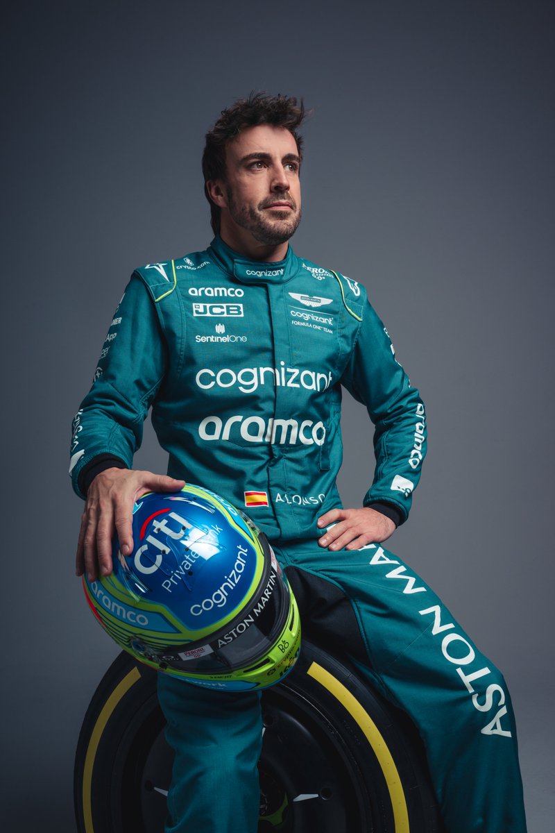 AstonMartinF1's tweet photo. Fernando Alonso and his 2023 helmet. 😍

Need we say more? https://t.co/mONs5m482i