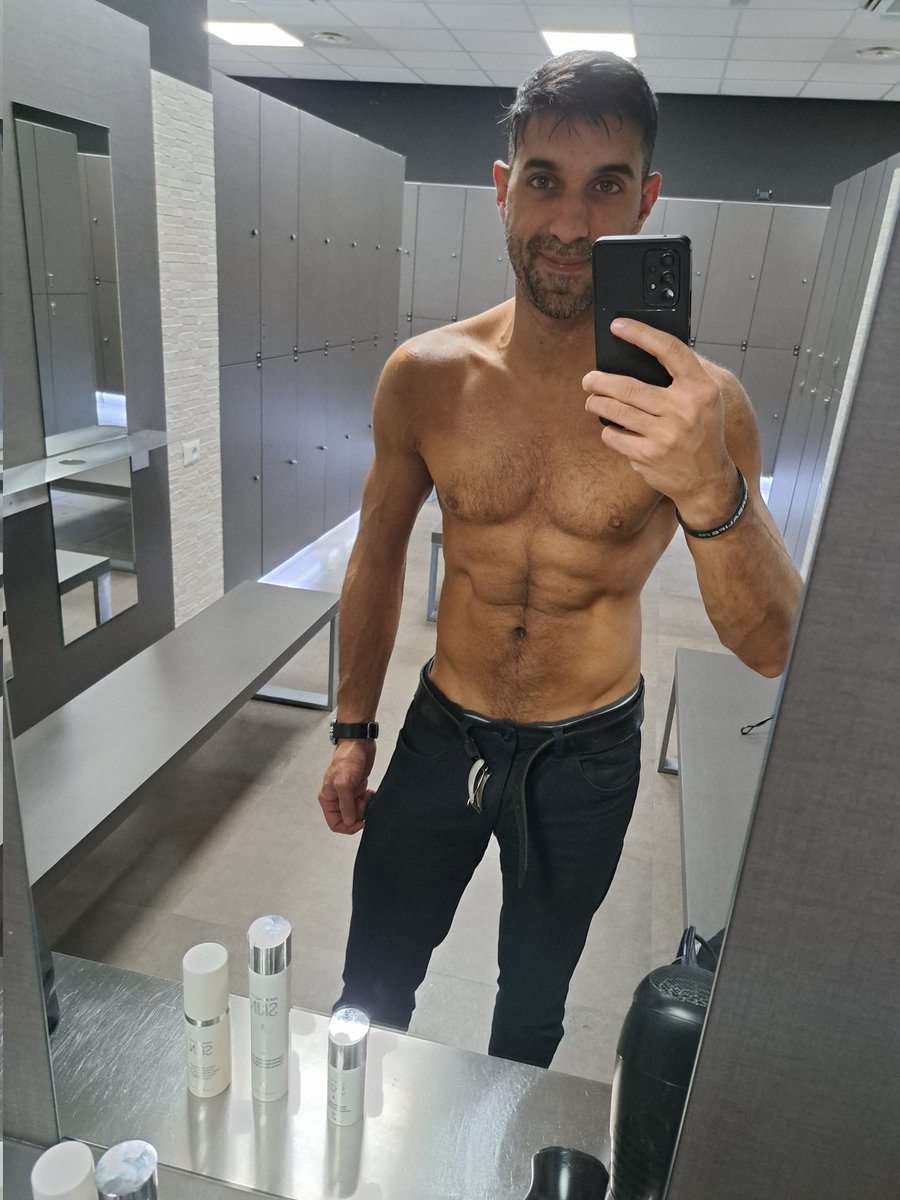 KappaBass's tweet photo. Siamo ancora troppo magri direi. 
Ma lo skin care lo facciamo lo stesso ogni mattina. 🫢 https://t.co/SdqTUpUvCJ