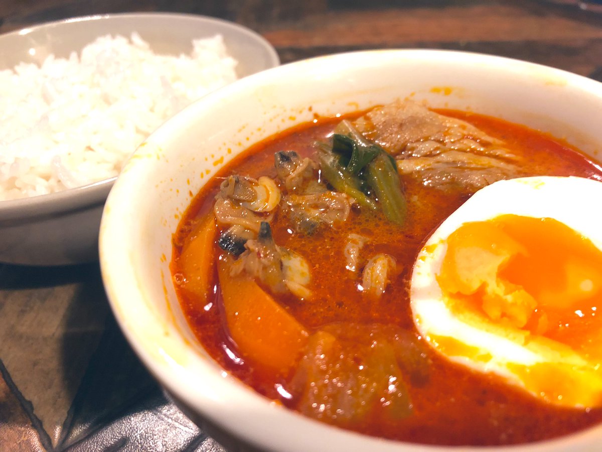 moro2ikiru's tweet photo. タイカレーの中でも「シーフード」「辛酸っぱい」に寄ったペースト。
#タイカレー #サワーカレー #maeploy 
 #sourcarrypaste  
 
今回は…あさりをメインにココナッツミルクとポン酢で味付け。
人参と大根、ほうれん草を入れて作りました。
かなり辛いのですが、癖になります。。
#おうちごはん https://t.co/3WfSm9rzcT