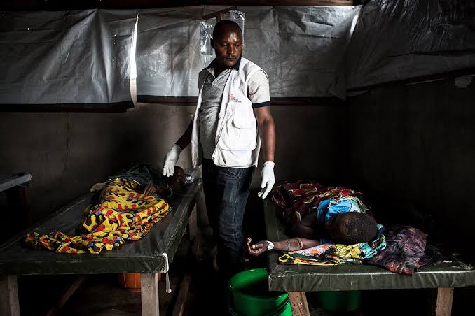 ruffinmit's tweet image. Urgent, l'hôpital de birambizo/Bwito pillé par les m-23/RDF. Un infirmier tué et deux vieilles femmes de 60 à 70 ans violés puis tuées par l'armée rwandaise RDF.  Illustration Photo de deux vieilles femmes tuées. Ni bia nguvu!