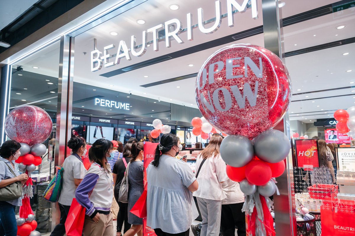 TheBeautrium's tweet photo. มาช้าแต่มานะ~ พี่บิวพาชมบรรยากาศงานเปิดร้านบิวเทรี่ยม สาขาเซ็นทรัล พระราม 3 ย้อนหลัง พร้อมกับการต้อนรับอย่างร้อนแรงจากแฟนคลับทุกท่าน😘
ภาพเพิ่มเติม: https://t.co/SbKUcGhBQp
#BTCENTRALRAMA3 #BTStoreOpening #theBEAUTRIUM #เจอฟอร์ดที่บิวเทรี่ยม #ComeFortZon #FortFTS https://t.co/rn59E69M8u