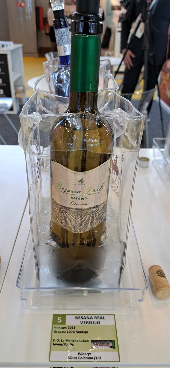 El verdejo joven y el fermentado en barrica, Besana Real, de la bodega de #pedromuñoz <a href="/VINOSCOLOMAN/">VINOS COLOMAN</a> se catan en la zona de vinos blancos del stand de la #DOLaMancha de #wineparis2023 por los profesionales del sector. <a href="/vinexposium/">Vinexposium</a> #vinosdecalidad #vinosdelamancha