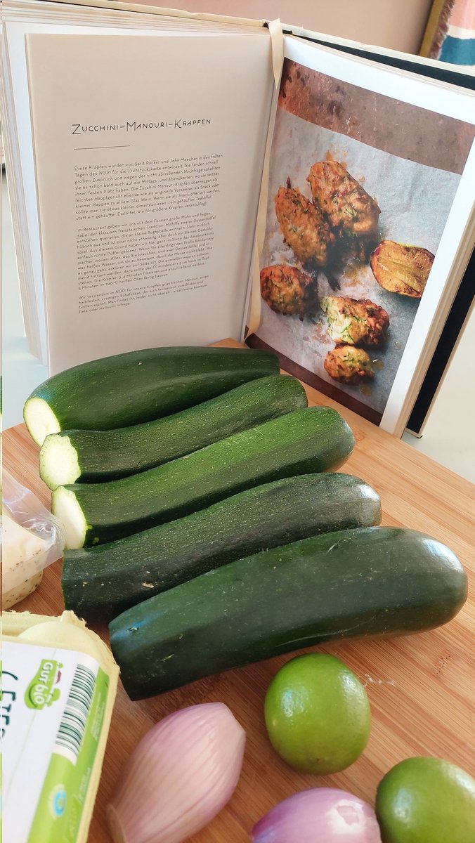 Schmortopf's tweet photo. Again #Ottolenghi.
Korianderhasser können sofort aufhören zu lesen, denn in diesen Puffern (ja, Yotam, es sind halt echt bessere Puffer, auch wenn das Rezept aus #Nopi ist) steckt eine Menge davon. Und Halloumi. Und Limette. Spannend. https://t.co/UggoXBG0q9