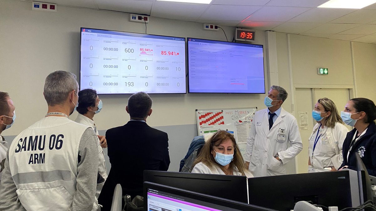 CHUdeNice's tweet photo. [A la découverte de nos pôles]
Rencontre de @RodolpheBourret, du Pr @LevrautJ et du Dr @berederisa avec les équipes du pôle #urgences des Drs Pierre-Marie Tardieux et Didier Giolito.
#CHUdeNice #hélistation #caissonhyperbare #CESU06 #NRBC #SAMU #CFARM #SMUR
@pimou06 @Didigadit https://t.co/zwQ1WBpeni