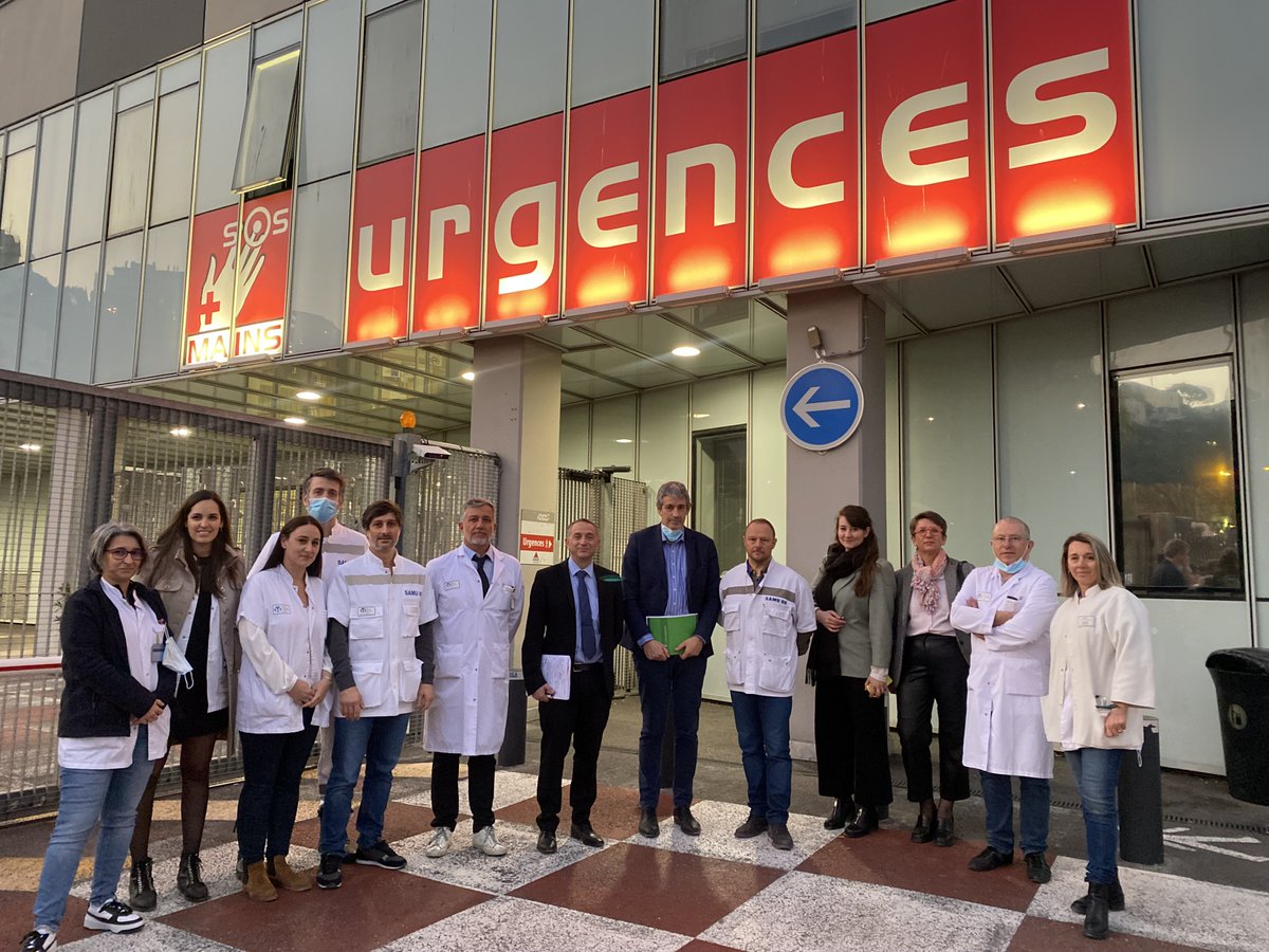 CHUdeNice's tweet photo. [A la découverte de nos pôles]
Rencontre de @RodolpheBourret, du Pr @LevrautJ et du Dr @berederisa avec les équipes du pôle #urgences des Drs Pierre-Marie Tardieux et Didier Giolito.
#CHUdeNice #hélistation #caissonhyperbare #CESU06 #NRBC #SAMU #CFARM #SMUR
@pimou06 @Didigadit https://t.co/zwQ1WBpeni