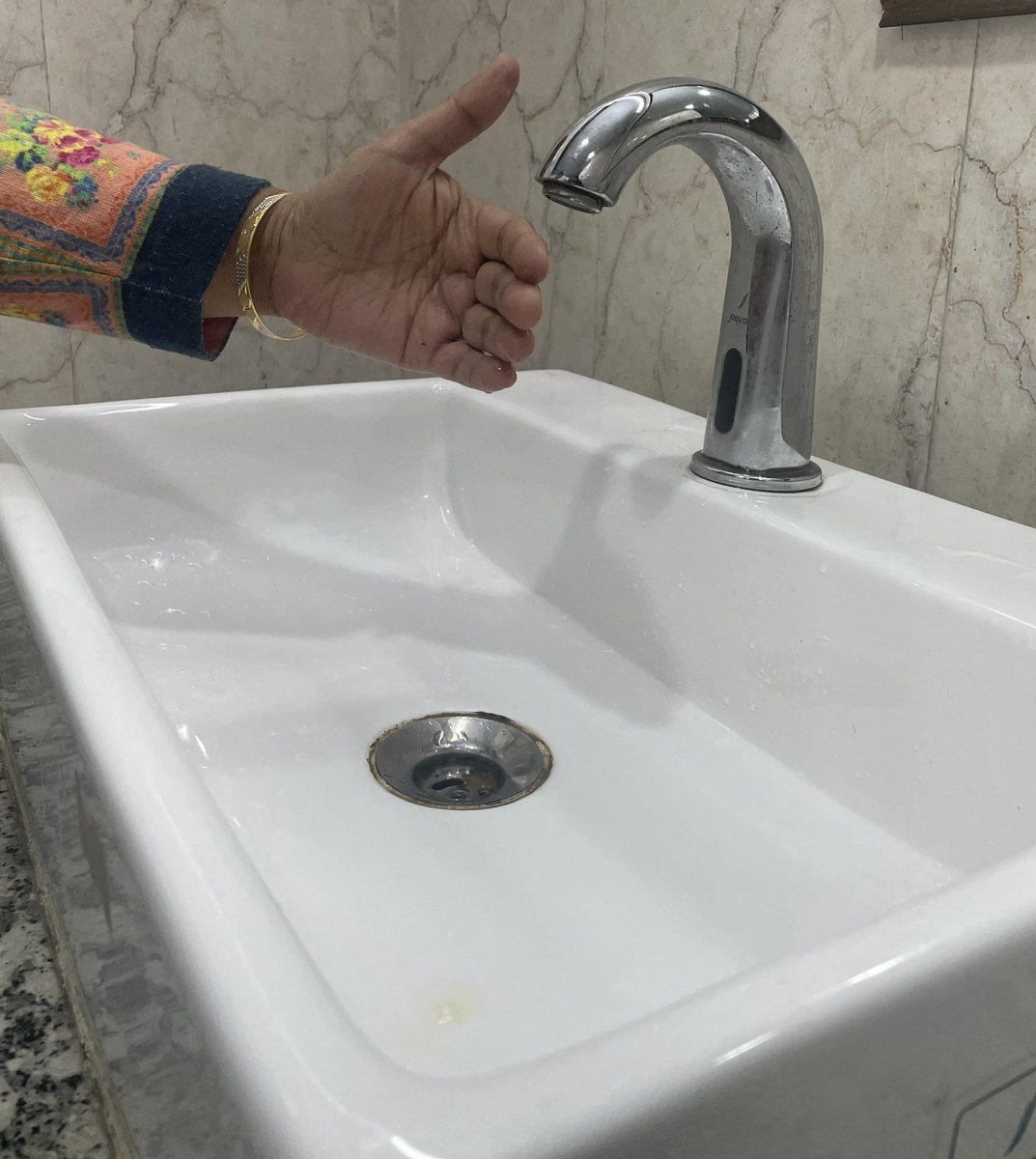 archanavarmaIAS's tweet photo. A dripping tap 🚰 can waste between 300ML & 1L per hour. This sensor tap works well in the @nwmgoi office at CGO. Government & homes 🏡 can install. Initial cost 2.5k ( internet info 😆) or so but in long run benefits are more #SaveWaterEveryDropCounts -#SaveWaterSaveFuture https://t.co/YiQQtDNaLu