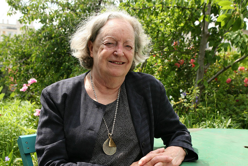 AnruOfficiel's tweet photo. Plus inclusifs, plus écologiques : Renée Gailhoustet (1929-2023), architecte de conviction, a produit une série de projets de logements sociaux visionnaires 🏢

Pour en savoir plus 📚 #livre "Une poétique du logement"
#hommage #architecture #quartiers #social #livre https://t.co/bmrWqSeEJW