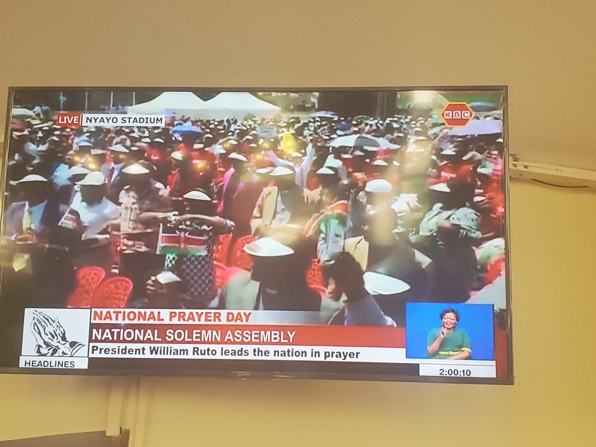 ElijahMemusi's tweet photo. The President receives Metrology reports.  Is he fooling Kenyans. Reports say its going to rain in 10days.  Wah itakua ni maombi ya Ruto https://t.co/rMcJwrj9BS