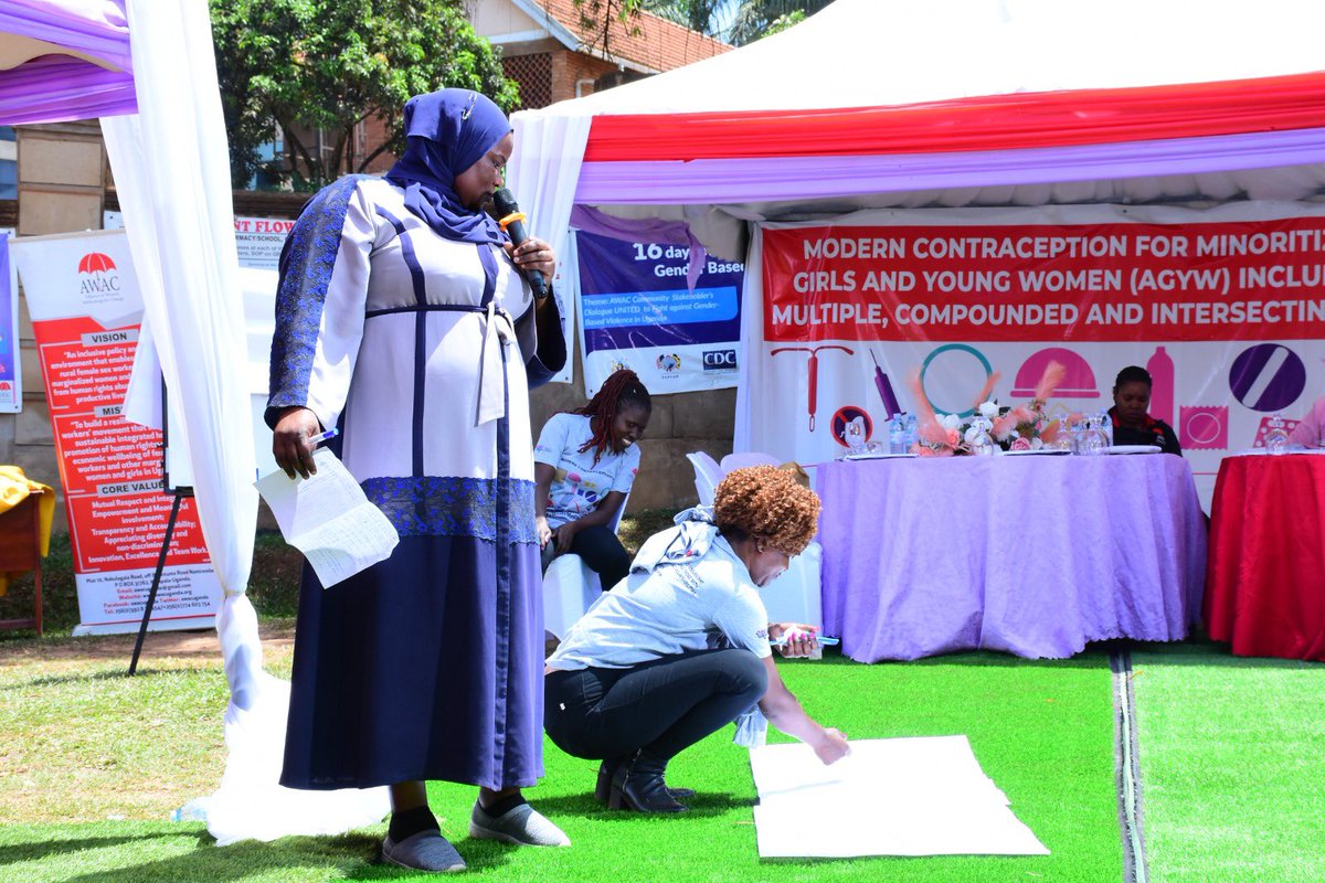 chlegsacco's tweet photo. Ms Juweria Sadic from @IDIMakerere demystifies in-depth that reproductive justice begins with empowering the minoritized young people through informing them on their rights and obligations, and where to access services.
#BurstTheMythOnContraception
#MakeWayProgramme https://t.co/XaM76tCFyi
