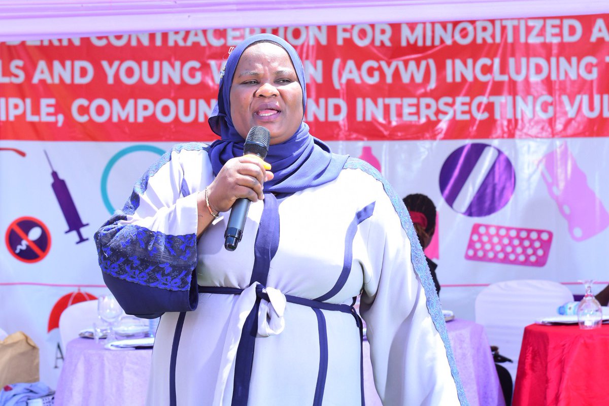 chlegsacco's tweet photo. Ms Juweria Sadic from @IDIMakerere demystifies in-depth that reproductive justice begins with empowering the minoritized young people through informing them on their rights and obligations, and where to access services.
#BurstTheMythOnContraception
#MakeWayProgramme https://t.co/XaM76tCFyi