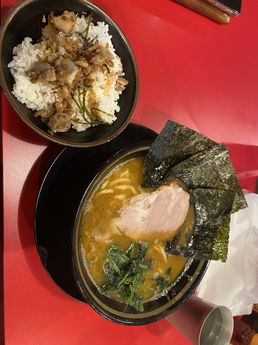 QuAliA_00_pie's tweet photo. ですくんとですくんの車でですくんのおすすめのラーメン食べに来た。

連絡して10分でくる人。@desusura2 https://t.co/0UYnTYyEUI