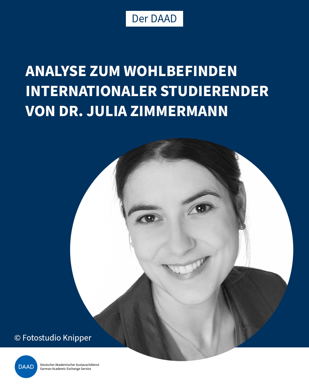 Ein schwarz-weiß Portait von Julia Zimmermann. Sie lächelt offen in die Kamera, ihr dunkles Haar ist zurückgebunden. Der Text im Bild sagt: Analyse zum Wohlbefinden internationaler Studierender von Dr. Julia Zimmermann. Bildquelle: Fotostudio Knipper.