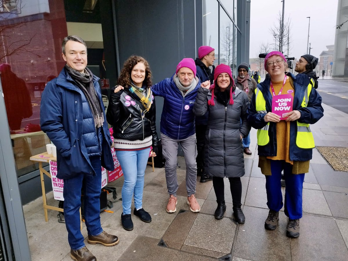 llantwit's tweet photo. Week 3 of 7 in the #ucuRISING strike and the @CardiffJomec picket is going strong.
Thanks to the excellent @voice_wales for coming to interview us about our @ucu @CardiffUCU dispute!
💪✊💖 https://t.co/SvuO3YJXER