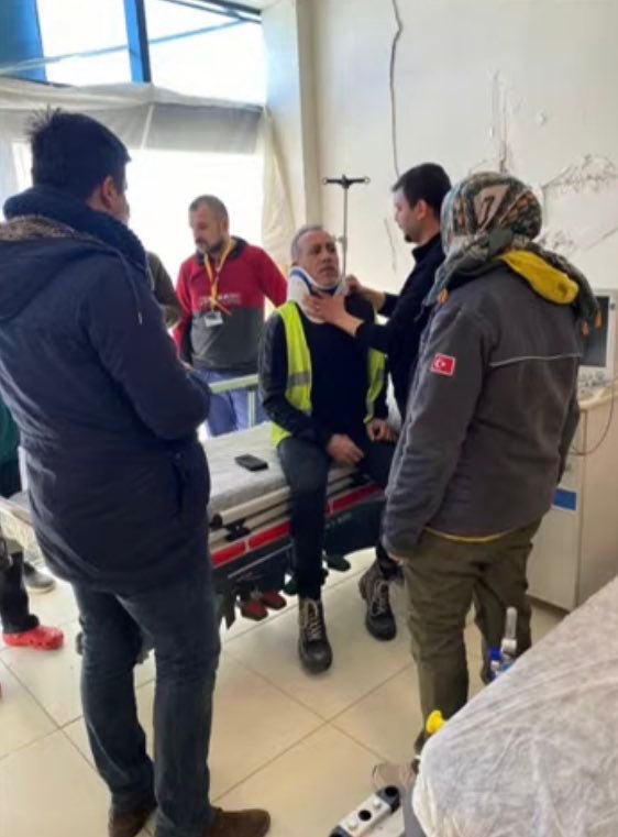 SiaHaber's tweet photo. SON DAKİKA | Haluk Levent, Kahramanmaraş’ın Pazarcık ilçesine yardım götürürken kaza geçirdi. Son durumunun iyi olduğu öğrenildi.

#sondakika #HalukLevent https://t.co/8QXa8hAw29