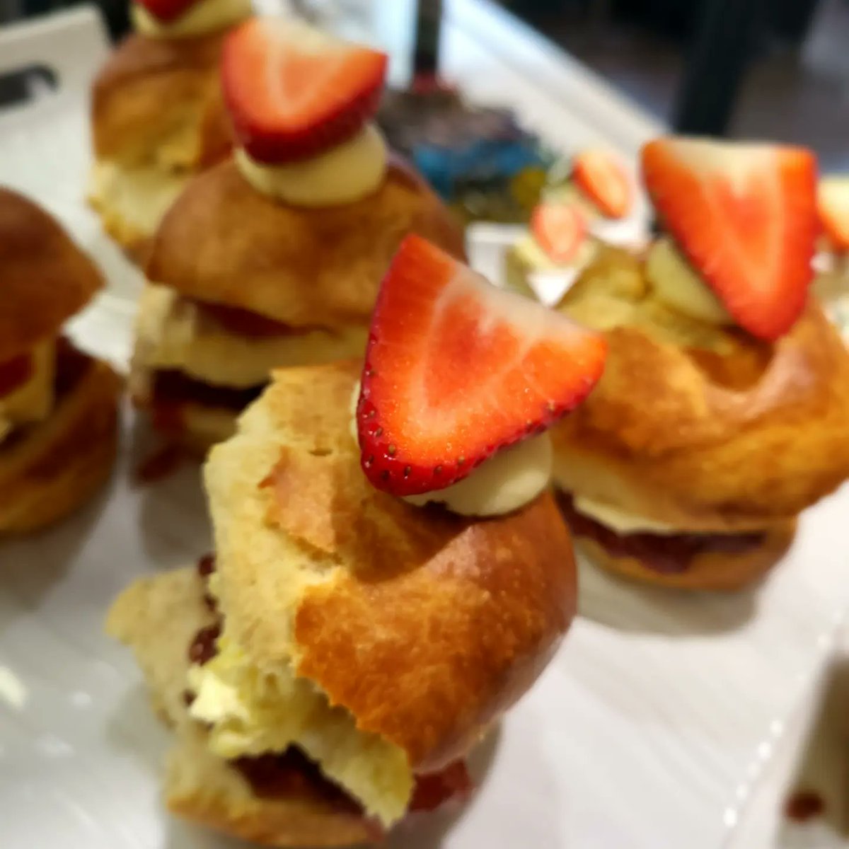 Our sweet ♥️ desserts on this Valentine's Day 
❣️ Victoria sponge 🍰with  strawberry & cream
❣️ Scones with clotted cream and 🍓 jam
All done with lots of love by chef Andrew 👏 
#obsessedaboutfood
#valentinesday 
#sweettreats 
#fuelyourindividuality 
@baxterstorey