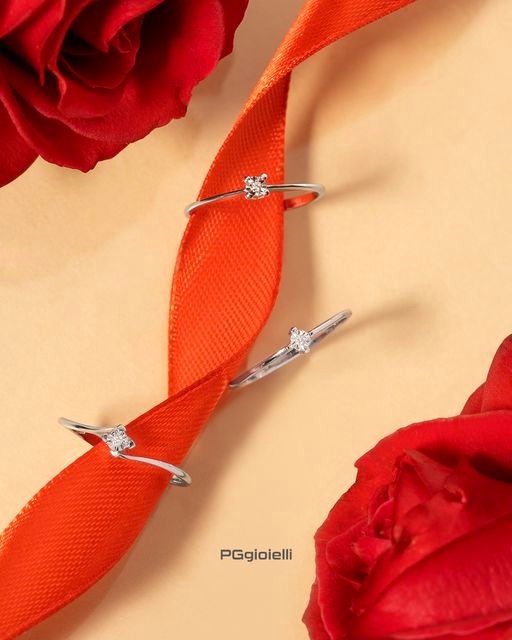GioielliSebast1's tweet photo. Questo anello solitario è la promessa di un amore senza fine, che brillerà per sempre come il diamante che lo adorna.
𝐁𝐮𝐨𝐧 𝐒𝐚𝐧 𝐕𝐚𝐥𝐞𝐧𝐭𝐢𝐧𝐨 da #sebastianogioielleria 💕 
#OroBianco #Anello #Solitario #AnelloSolitario #RegaloRomantico #Gioielli #SanValentino https://t.co/uoNkCyyQp2