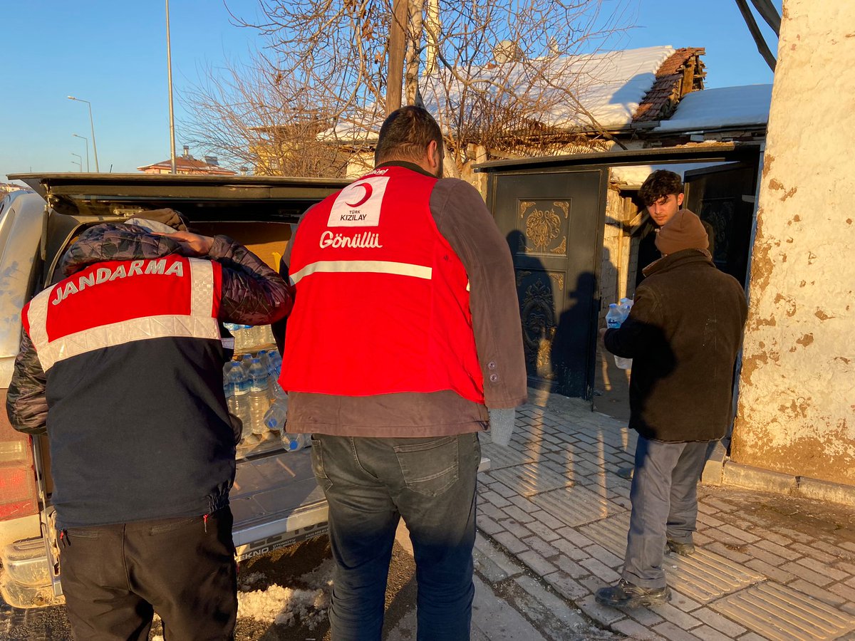 genckizilay54's tweet photo. Gönüllerimizle Malatya görevimizi tamamladık🌙

Gönüllülerimizle yaralara merhem olabilmek için sahadaydık. Malatya'daki görevimizi tamamladık çok şükür ❤️🌙

#DaimaHazır https://t.co/i3aX0VcteZ