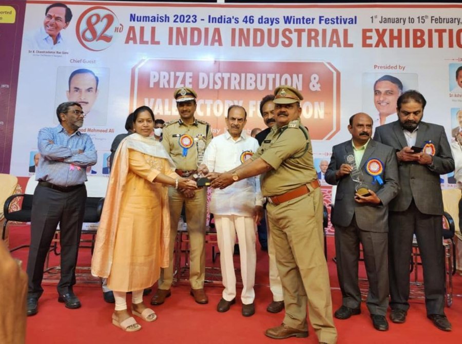 HarithaHaram's tweet photo. #AIIE #ExhibitionSociety
#నుమాయిష్ లో తెలంగాణ అటవీశాఖకు మొదటి బహుమతి.
పథకాల అమలు, ప్రదర్శన విభాగంలో బహుమతి దక్కించుకున్న అటవీశాఖ స్టాల్.
@HarithaHaram ద్వారా అటవీశాఖ అమలుచేస్తున్న వినూత్నపథకాలు, వాటి ప్రదర్శనకు హైదరాబాద్ ఇండస్ట్రియల్ ఎగ్జిబిషన్ లో మొదటి బహుమతి లభించింది.
@KTRBRS https://t.co/LEwFp3LXEJ