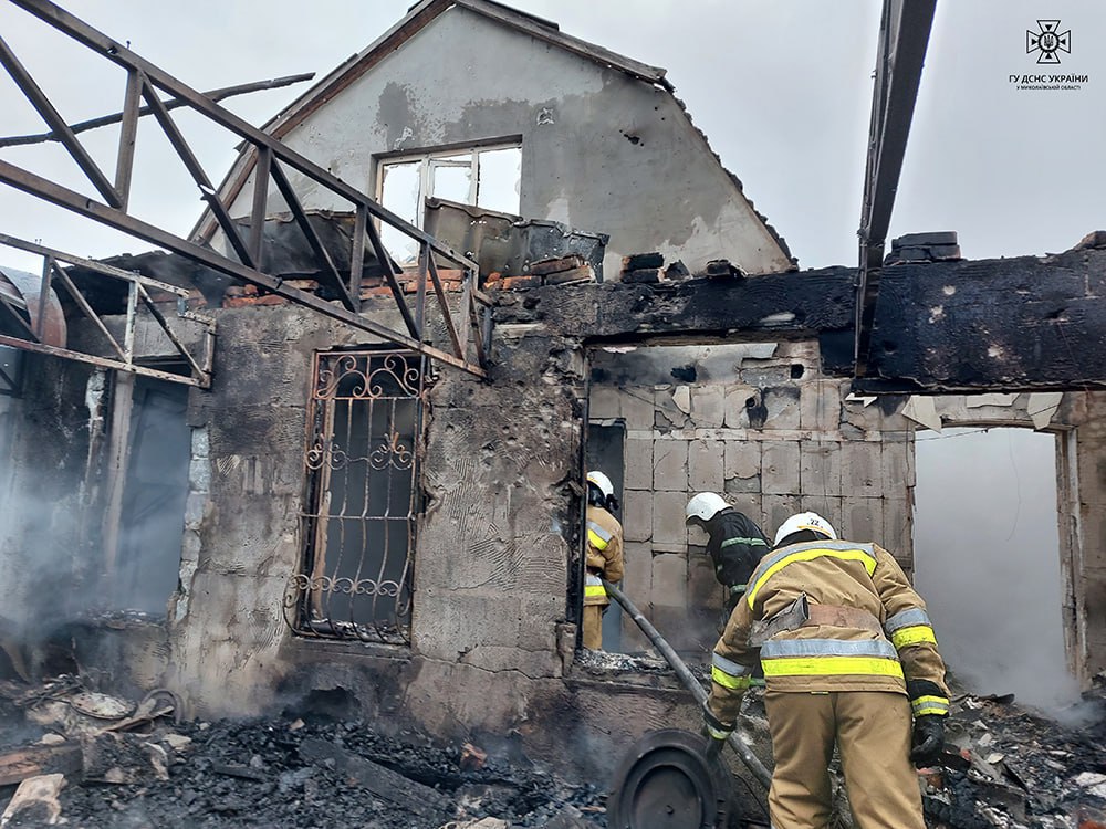 UFMPlatform's tweet photo. Russian troops attacked the residential sector of Ochakiv in the #Mykolaiv region with MRLs"Grad". As a result, fires broke out. According to preliminary information, there are no victims 

📸@tsn_ua

#RussiaIsATerroristState #RussianUkrainianWar https://t.co/Zgfc92EeCX