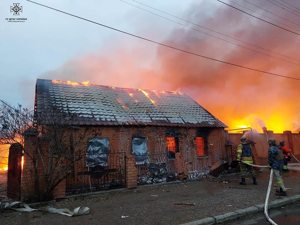 UFMPlatform's tweet photo. Russian troops attacked the residential sector of Ochakiv in the #Mykolaiv region with MRLs"Grad". As a result, fires broke out. According to preliminary information, there are no victims 

📸@tsn_ua

#RussiaIsATerroristState #RussianUkrainianWar https://t.co/Zgfc92EeCX