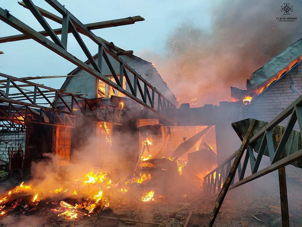 UFMPlatform's tweet photo. Russian troops attacked the residential sector of Ochakiv in the #Mykolaiv region with MRLs"Grad". As a result, fires broke out. According to preliminary information, there are no victims 

📸@tsn_ua

#RussiaIsATerroristState #RussianUkrainianWar https://t.co/Zgfc92EeCX
