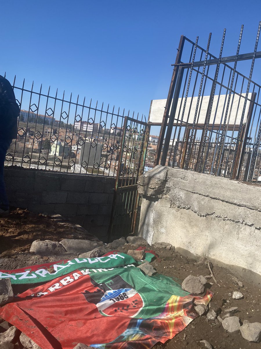 O mükemmeliğe defnettik seni kadirim. Işıklar içinde uyu yolum, yoldaşım.