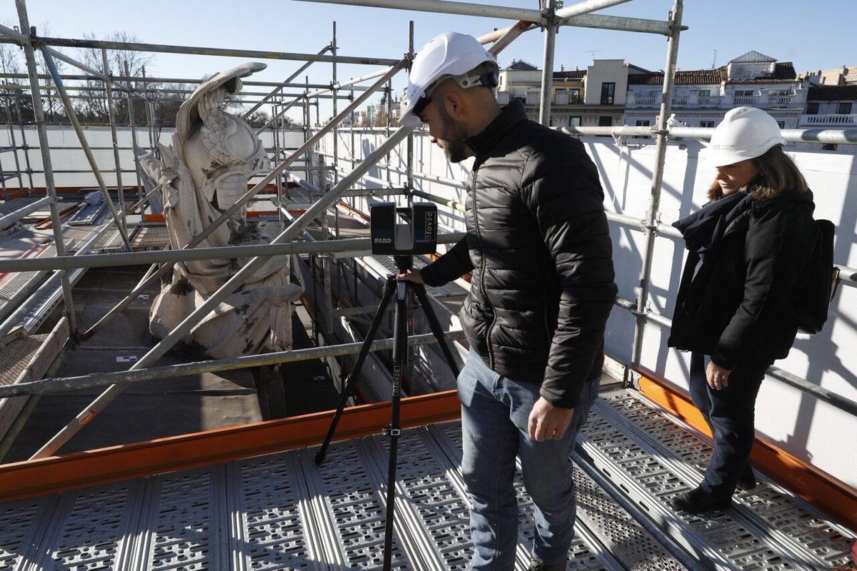 MADRID's tweet photo. 📢Comenzamos la restauración de la #PuertaDeAlcalá, que se prolongará entre 10 y 12 meses.

✅Se consolidará la estructura de los grupos escultóricos
✅Sustitución del plomo de la cubierta
✅Tratamiento de la piedra en todas las fachadas 

👉https://t.co/7rV38aHeRA https://t.co/VHroPJf5Nv
