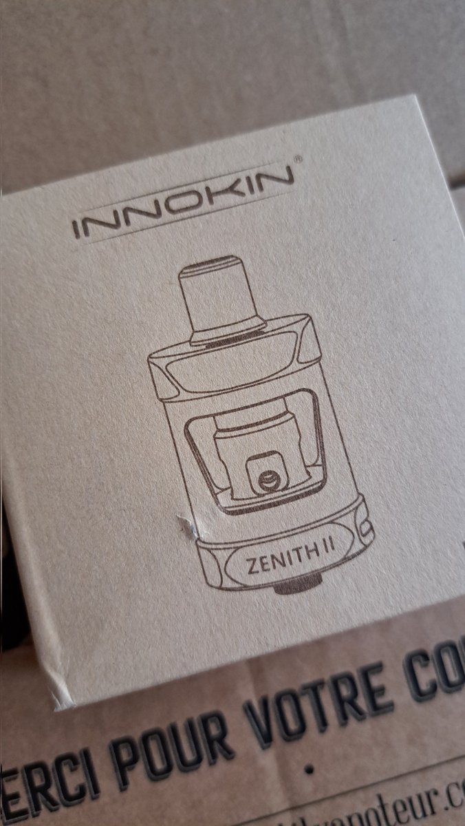 juteszembe's tweet photo. Na akkor pro sztájlban nyomom tovább. 🙃 #Innokin #Kroma217 #ZenithII #ZCoil 🎉 Amúgy csüti este rendeltem, most kedd délelőtt megjött a franciáktól, ez így két munkanap meg egy kicsi... elég fasza lesz így. 🥳 🥰 #LePetitVapoteur #ecig #vaping https://t.co/JM09eV25hG
