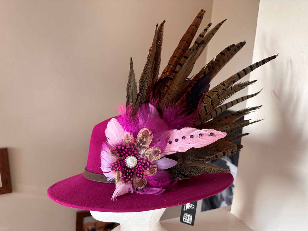 Sponsor of our Best Dressed Ladies Day contest, Classique Feathers, will be selling a super range of feather creations, hats, countrywear and gifts at our National Show at @newarkshowgrd 11-12 March. Tickets are discounted in advance from bit.ly/3Lzotsw