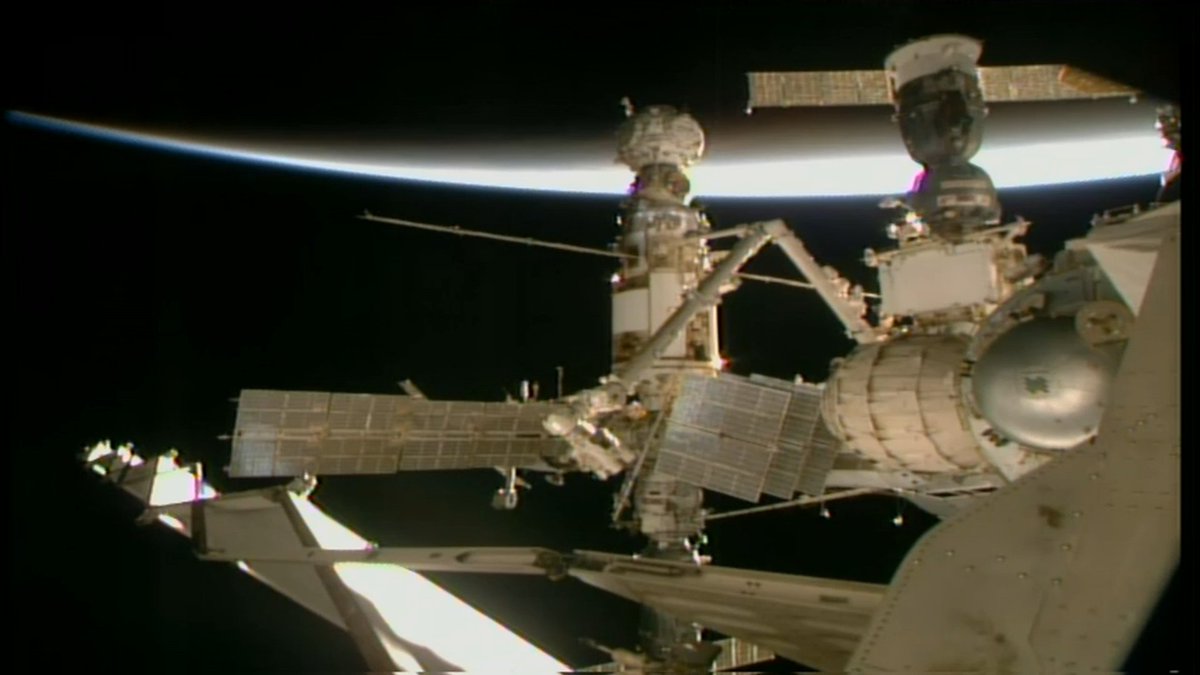 Next_Gen_Space's tweet photo. 🔴📢#ISS #CanadArm2 on it's way to inspect #ProgressMS21 #Leak today--On the move, #ISS just entered orbital night👇👇👇
Watch #live  #ISSlive #chat  #tracker #Earth #Views 
https://t.co/RnIDaJ1OIl https://t.co/bR9hnR2S6f