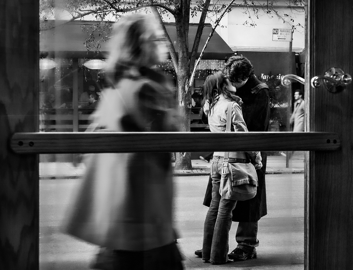 AP_Magazine's tweet photo. Happy #ValentinesDay π
A well-executed photograph by Christer Bjorkman that came 6th in the #APOY2022 Street round. Black & White emphasises the timelessness of the scene here, paying tribute to Henri Cartier-Bresson and Robert Doisneau. https://t.co/8iPItOi2P2