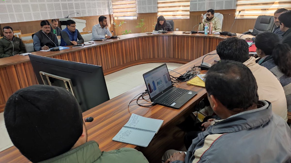 cdo_pauri's tweet photo. Under the chairmanship of District Magistrate Sir , the half-yearly meeting of the Technical Guidance Committee of the sixth phase of the Green Agriculture Project was organized. 
@basava_ias @SecyRDUK @MoRD_GoI #vikasvibhagpauri https://t.co/dI9msoU6Do