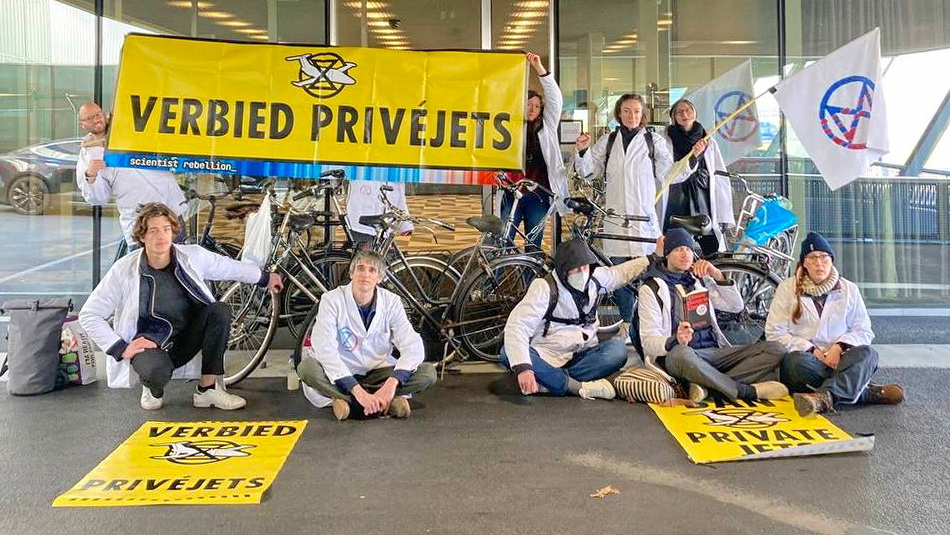 De fietsen zijn terug op Schiphol! Rebellen van @SR_Netherlands blokkeren de privéjetterminal bij Schiphol. #BanPrivateJets #TaxFrequentFlyers #HoudZeAanDeGrond #EatTheRich #MakePollutersPay 1/5